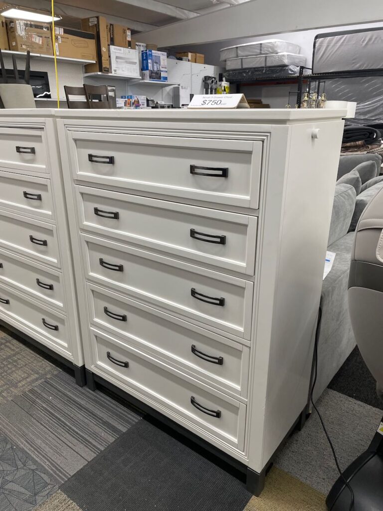 White wooden dresser wit 5 drawers