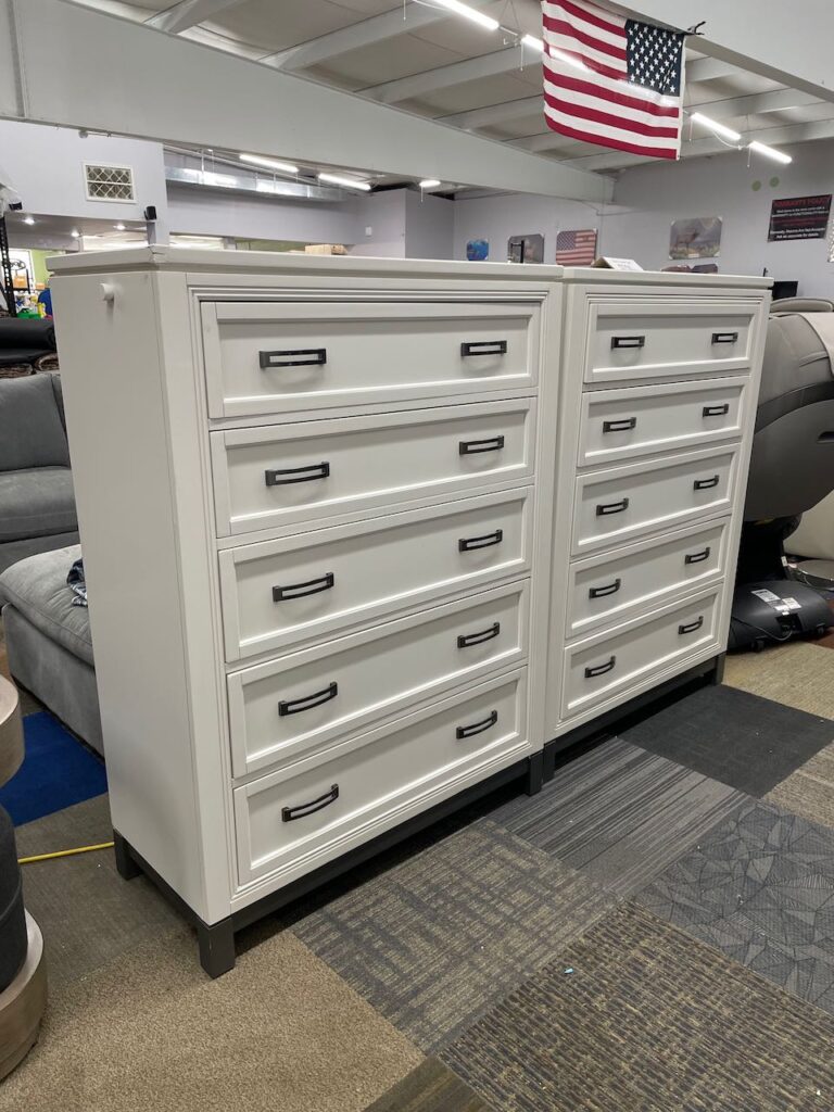 White wooden dresser wit 5 drawers